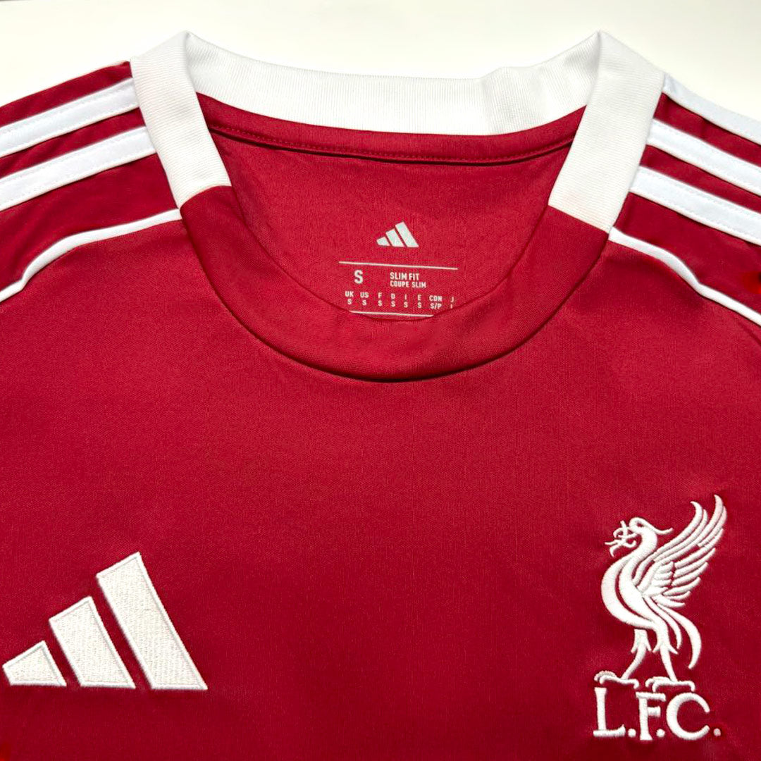 M.SALAH #11 Heren Liverpool Thuis Voetbalshirt 2025/26 - close-up