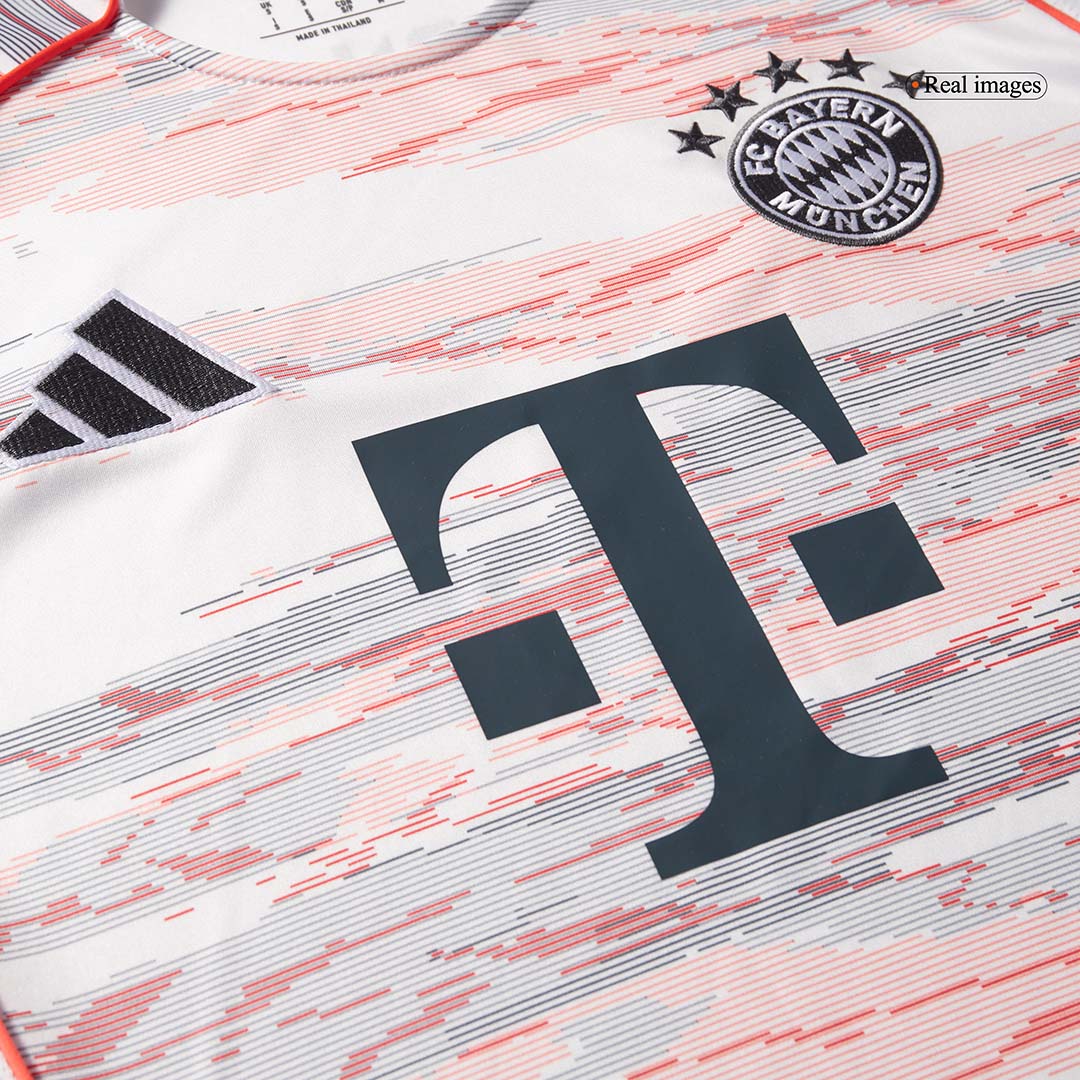 UPAMECANO #2 Heren Bayern Munich Uit Voetbalshirt 2025/26 - close-up